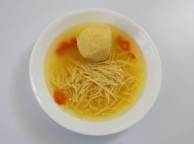 Ev yapımı matzoh çorbası.