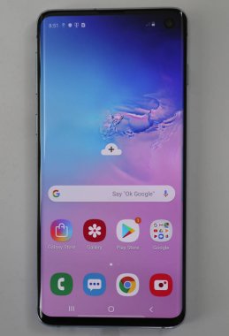 New York - 19 Mayıs 2019: Samsung'un en yeni telefonu Galaxy S10, New York'ta müşteriye teslim edildi