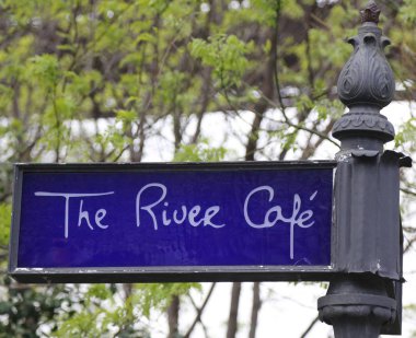 Brooklyn, New York - 2 Mayıs 2019: Brooklyn Bridge Park'taki ünlü 'The River Cafe'. Landmark eatery, yeni yenilenmiş, Yeni Amerikan menüsü ve Manhattan'ın çarpıcı manzarası sunan