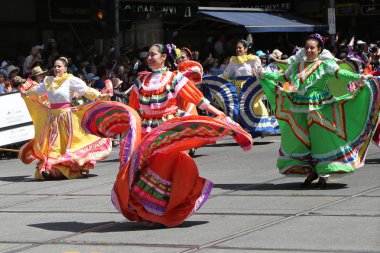 Melbourne, Avustralya - 26 Ocak 2019: Mexbourne Dance Co üyeleri Melbourne'deki 2019 Avustralya Günü Geçit Töreni'ne katılıyor