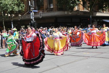 Melbourne, Avustralya - 26 Ocak 2019: Mexbourne Dance Co üyeleri Melbourne'deki 2019 Avustralya Günü Geçit Töreni'ne katılıyor