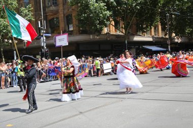 Melbourne, Avustralya - 26 Ocak 2019: Mexbourne Dance Co üyeleri Melbourne'deki 2019 Avustralya Günü Geçit Töreni'ne katılıyor