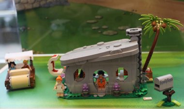 New York City - 7 Mart 2019: Manhattan'daki Lego mağazasında Lego heykeli. Lego dünya çapında çocuklar ve koleksiyoncular ile popüler inşaat oyuncakları popüler bir çizgi 