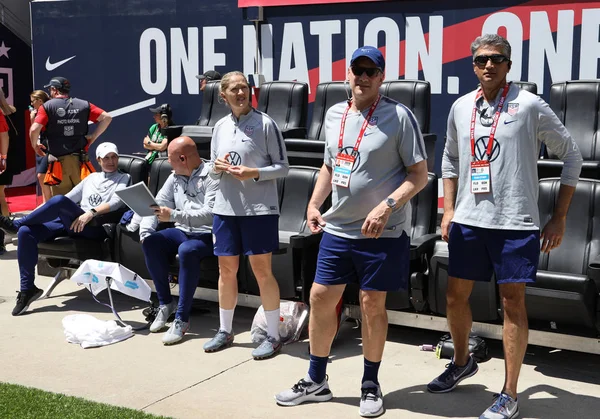 ハリソン ニュージャージー州 2019年5月26日 米国女子サッカーチームのヘッドコーチジル エリス レッドブルアリーナで2019女子ワールドカップの準備としてメキシコとの親善試合中にコーチングチームと一緒に — ストック写真