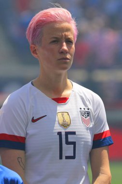 Harrison, Nj - 26 Mayıs 2019: ABD Kadın Milli Futbol Takımı forveti Megan Rapinoe, 2019 Kadınlar Dünya Kupası hazırlıkları için Meksika ile oynanacak hazırlık maçı öncesi Milli Marş sırasında #15
