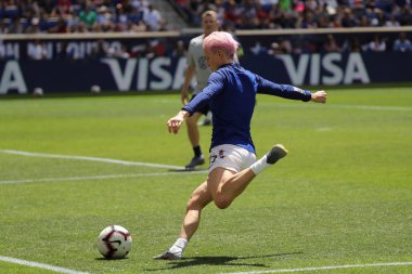 Harrison, Nj - 26 Mayıs 2019: ABD Kadın Milli Futbol Takımı forveti Megan Rapinoe, 2019 Kadınlar Dünya Kupası hazırlıkları sırasında Meksika ile oynanacak hazırlık maçı öncesi ısınma sırasında #15