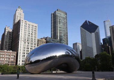 Chicago, Illinois - 23 Mayıs 2019: Millennium Park,Chicago'da Cloud Gate heykeli. Cloud Gate, Hindistan doğumlu İngiliz sanatçı Sir Anish Kapoor'un halka açık heykeli.