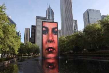 Chicago, Illinois 'de 23 Mayıs 2019' da Crown Fountain 'da. Crown Fountain, Jaume Plensa 'nın Chicago' daki Millennium Park 'ta sergilenen bir halk sanatı ve video heykeli çalışmasıdır.