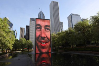 Chicago, Illinois 'de 23 Mayıs 2019' da Crown Fountain 'da. Crown Fountain, Jaume Plensa 'nın Chicago' daki Millennium Park 'ta sergilenen bir halk sanatı ve video heykeli çalışmasıdır.