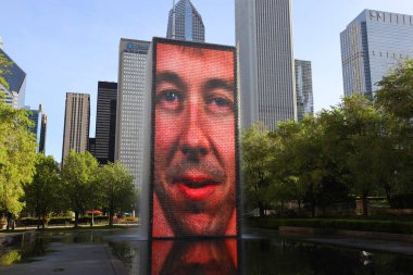 Chicago, Illinois 'de 23 Mayıs 2019' da Crown Fountain 'da. Crown Fountain, Jaume Plensa 'nın Chicago' daki Millennium Park 'ta sergilenen bir halk sanatı ve video heykeli çalışmasıdır.