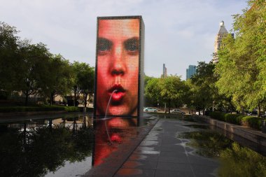 Chicago, Illinois 'de 23 Mayıs 2019' da Crown Fountain 'da. Crown Fountain, Jaume Plensa 'nın Chicago' daki Millennium Park 'ta sergilenen bir halk sanatı ve video heykeli çalışmasıdır.