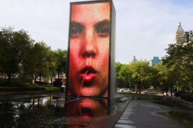 Chicago, Illinois 'de 23 Mayıs 2019' da Crown Fountain 'da. Crown Fountain, Jaume Plensa 'nın Chicago' daki Millennium Park 'ta sergilenen bir halk sanatı ve video heykeli çalışmasıdır.
