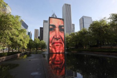 Chicago, Illinois 'de 23 Mayıs 2019' da Crown Fountain 'da. Crown Fountain, Jaume Plensa 'nın Chicago' daki Millennium Park 'ta sergilenen bir halk sanatı ve video heykeli çalışmasıdır.