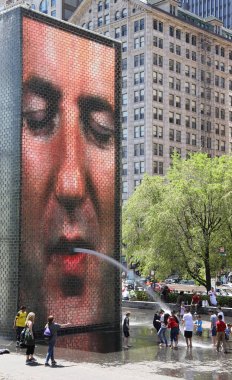 Chicago, Illinois 'de 23 Mayıs 2019' da Crown Fountain 'da. Crown Fountain, Jaume Plensa 'nın Chicago' daki Millennium Park 'ta sergilenen bir halk sanatı ve video heykeli çalışmasıdır.