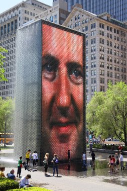 Chicago, Illinois 'de 23 Mayıs 2019' da Crown Fountain 'da. Crown Fountain, Jaume Plensa 'nın Chicago' daki Millennium Park 'ta sergilenen bir halk sanatı ve video heykeli çalışmasıdır.