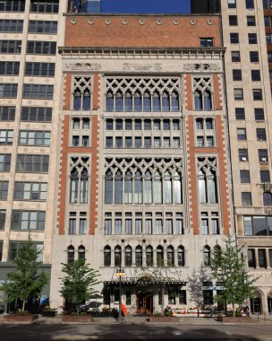Chicago, Illinois - 23 Mayıs 2019: Chicago Athletic Association Hotel. Bir zamanlar özel bir spor erkekler kulübüne ev sahipliği yapan 1890'lardan kalma Gotik bir binada yer alan bu otel, Chicago Cultural Mile boyunca yer almaktadır.
