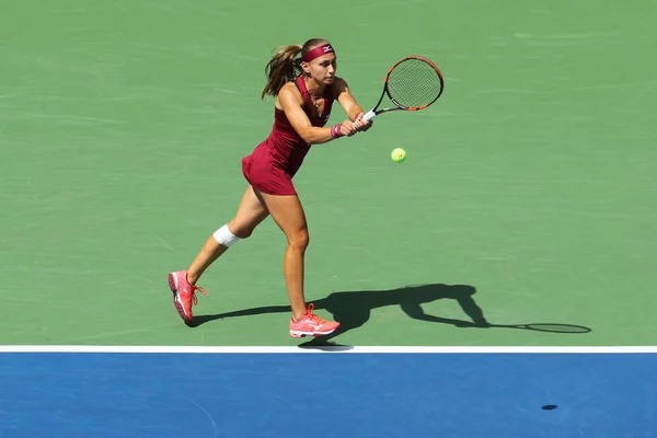 ニューヨーク 2018年9月1日 プロテニス選手アレクサンドラ クルニッチは ビリー ジーン キング国立テニスセンターで2018 Usオープンで彼女の3回戦の試合中に行動でセルビアのアレクサンドラ クルニック — ストック写真