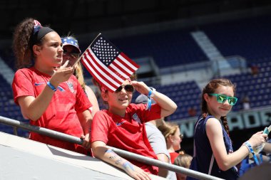 Harrison, Nj - 26 Mayıs 2019: Futbol taraftarları, 2019 Dünya Kadınlar Kupası hazırlıkları sırasında Red Bull Stadyumu'nda Red Bull Stadyumu'nda ABD Kadın Milli Futbol Takımı'nı destekliyor