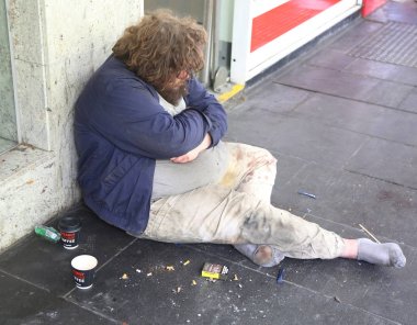 Melbourne, Avustralya - 25 Ocak 2019: Melbourne şehir merkezinde evsiz adam, Avustralya