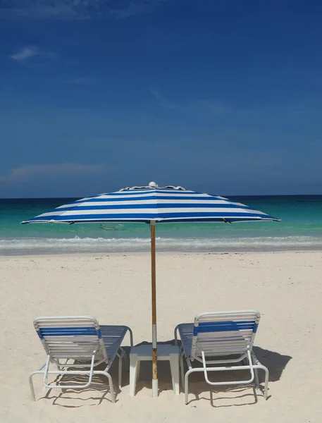 Sillas Playa Sombrilla Una Hermosa Playa Del Caribe Harbor Island — Foto de Stock