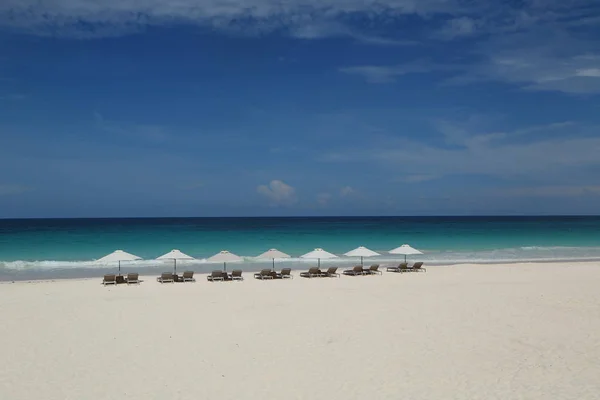 Sillas Playa Sombrilla Una Hermosa Playa Del Caribe Harbor Island — Foto de Stock