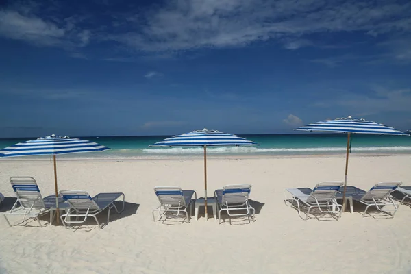 Scaune Plajă Umbrelă Plajă Frumoasă Din Caraibe Harbor Island Bahamas — Fotografie, imagine de stoc