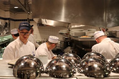New York - 22 Haziran 2019: Midtown'daki üç Michelin e yıldızlı restoran Le Bernardin'in mutfağında aşçılar