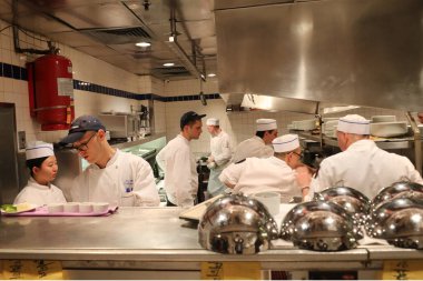 New York - 22 Haziran 2019: Midtown'daki üç Michelin e yıldızlı restoran Le Bernardin'in mutfağında aşçılar