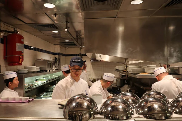 2019년 22일 미드타운의 미슐랭 레스토랑 베르나르딘의 주방에서 요리사 — 스톡 사진