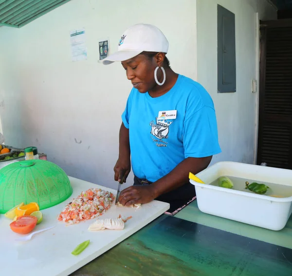 Λιμάνι Άιλαντ Μπαχάμες Ιουνίου 2019 Τοπικός Μάγειρας Προετοιμάζει Την Παραδοσιακή — Φωτογραφία Αρχείου