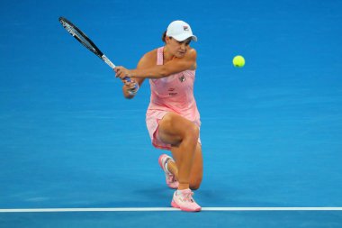 MELBOURNE, AUSTRALIA - 22 Ocak 2019: Avustralyalı profesyonel tenisçi Ashleigh Barty Melbourne Park 'taki 2019 Avustralya Açık' ta oynanan çeyrek final maçında