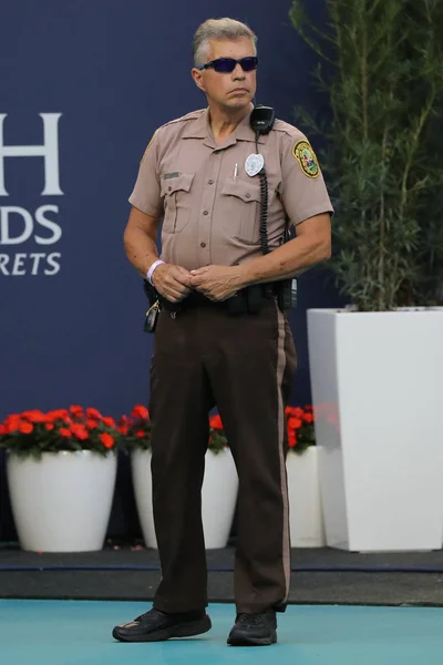 迈阿密花园 佛罗里达州 2019年3月27日 迈阿密 戴德警察局官员在佛罗里达州迈阿密花园硬石体育场举行的2019年迈阿密公开赛期间提供安保服务 — 图库照片