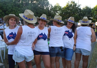 Melbourne, Avustralya - 22 Ocak 2019: Avustralyalı tenisseverler, Melbourne Park'ta düzenlenen 2019 Avustralya Açık'ta oynanan çeyrek final maçında profesyonel tenisçi Ashleigh Barty'yi destekliyor