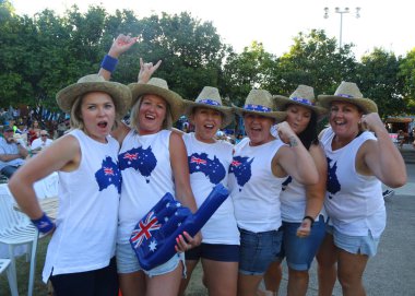 Melbourne, Avustralya - 22 Ocak 2019: Avustralyalı tenisseverler, Melbourne Park'ta düzenlenen 2019 Avustralya Açık'ta oynanan çeyrek final maçında profesyonel tenisçi Ashleigh Barty'yi destekliyor