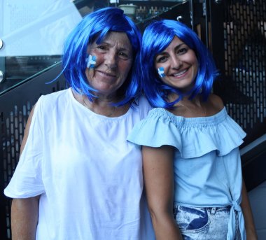 Melbourne, Avustralya - 22 Ocak 2019: Yunan tenisseverler, Melbourne Park'ta düzenlenen Avustralya Açık 2019 çeyrek final maçında tenisçi Stefanos Tsitsipas'ı destekliyor