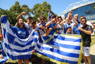 Melbourne, Avustralya - 22 Ocak 2019: Yunan tenisseverler, Melbourne Park'ta düzenlenen Avustralya Açık 2019 çeyrek final maçında tenisçi Stefanos Tsitsipas'ı destekliyor
