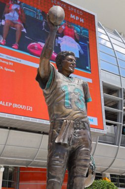 MIAMI GARDENS, FLORIDA - 27 Mart 2019: Hall of Fame Dolphins 'in oyun kurucusu Dan Marino' nun Florida 'daki Hard Rock Stadyumu önündeki heykeli