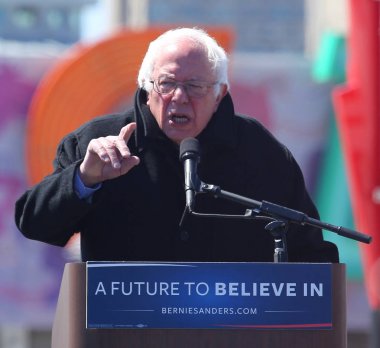 New York - 10 Nisan 2016: Başkan adayı Bernie Sanders Brooklyn, New York'taki ikonik Coney Island kaldırımındaki mitingde konuşuyor