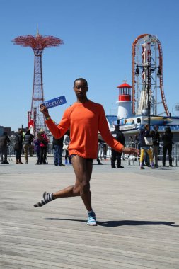 New York - 10 Nisan 2016: Bernie Sanders destekçisi başkan adayı Bernie Sanders'ın Brooklyn, New York'taki ikonik Coney Island kaldırımında mitingi sırasında