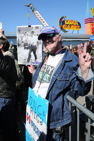 ニューヨーク 2016年4月10日 ニューヨーク州ブルックリンの象徴的なコニーアイランド遊歩道で 大統領候補バーニー サンダースの支持者が集会を開きました — ストック写真
