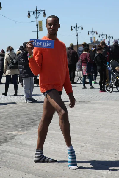 ニューヨーク 2016年4月10日 ニューヨーク州ブルックリンの象徴的なコニーアイランド遊歩道で 大統領候補バーニー サンダースの支持者が集会を開きました — ストック写真