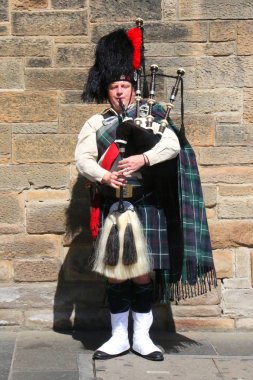 Edinburgh, İskoçya - 7 Temmuz 2018: Edinburgh, İskoçya'da bir sokakta İskoç gaydacısı