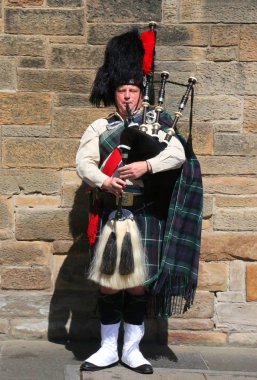 Edinburgh, İskoçya - 7 Temmuz 2018: Edinburgh, İskoçya'da bir sokakta İskoç gaydacısı