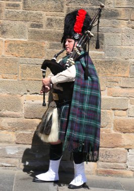 Edinburgh, İskoçya - 7 Temmuz 2018: Edinburgh, İskoçya'da bir sokakta İskoç gaydacısı