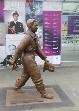 Edinburgh, İskoçya - 8 Temmuz 2018: Edinburgh Havaalanı dışında Kaptan Eric Brown Heykeli, İskoçya. Kraliyet Donanması tarihindeki en madalyalı pilottu.