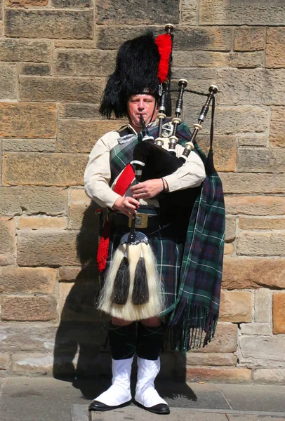 Edinburgh Écosse Juillet 2018 Cornemuseur Écossais Dans Une Rue Édimbourg — Photo