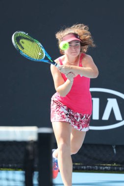 Melbourne, Avustralya - 26 Ocak 2019: Genç tenisçi Daria Snigur, Melbourne Park'ta düzenlenen 2019 Avustralya Açık yarı final maçında ukraynalı genç tenisçi Daria Snigur 