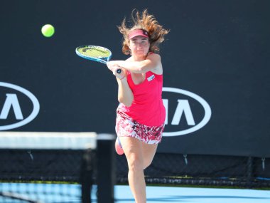 Melbourne, Avustralya - 26 Ocak 2019: Genç tenisçi Daria Snigur, Melbourne Park'ta düzenlenen 2019 Avustralya Açık yarı final maçında ukraynalı genç tenisçi Daria Snigur 