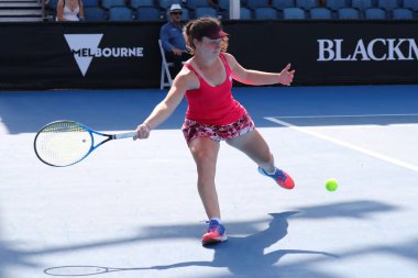Melbourne, Avustralya - 26 Ocak 2019: Genç tenisçi Daria Snigur, Melbourne Park'ta düzenlenen 2019 Avustralya Açık yarı final maçında ukraynalı genç tenisçi Daria Snigur 