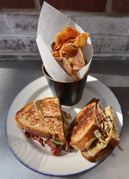 Wagyu Pastrami Reuben Sandwich Potato Chips — Stock Photo, Image